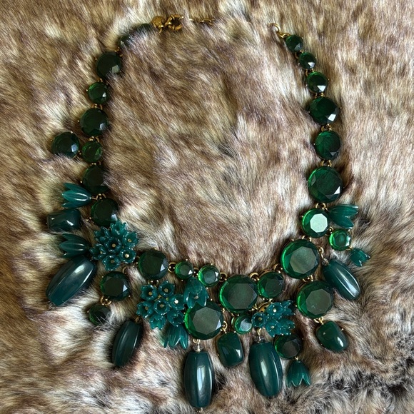 Elegant Green Statement Necklace - Picture 5 of 13